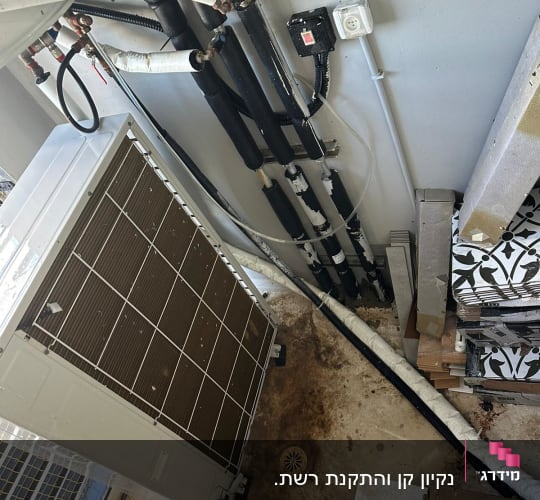 יחידת מיזוג אוויר עם צינורות וחיבורים
